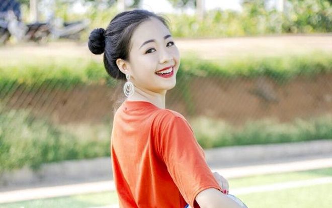 Nữ sinh ĐH Vinh gây sốt vì quá xinh khi bị phạt trước lớp: 'Clip quay xa nên mọi người mới thấy mình đẹp thôi'