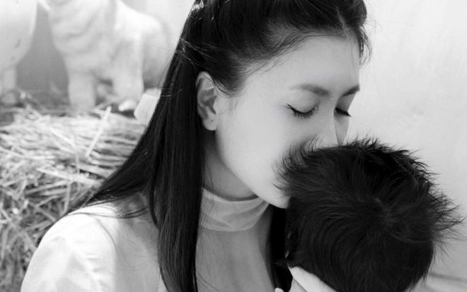 Nguyệt Ánh ‘Cổng mặt trời’ đã hạ sinh con trai đầu lòng với ông xã là HLV yoga