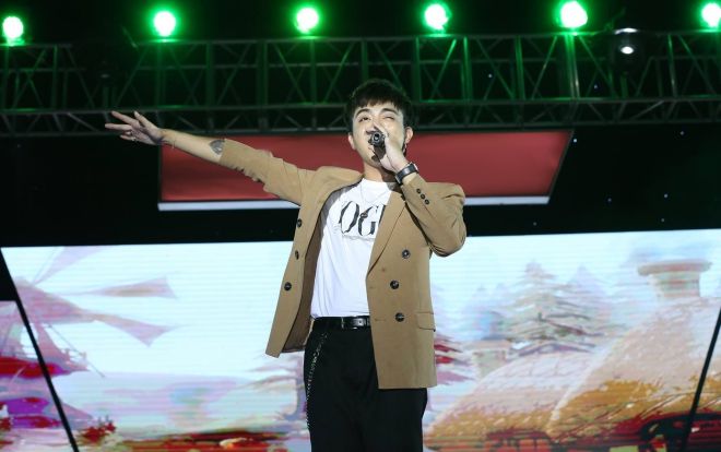 Rũ bỏ hình ảnh soái ca lạnh lùng: Soobin Hoàng Sơn 'nhúng nhắng' vui vẻ bên dàn 'nhóc tì' đêm trung thu