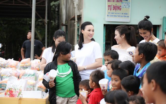 Trang Lạ, Paris Vũ cùng diện áo thun đơn giản đi từ thiện