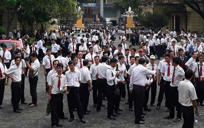 Hàng trăm tài xế Vinasun cầm biểu ngữ yêu cầu 'quản lý Grab như taxi' đến dự phiên tòa