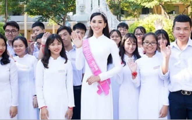 Nhìn hoa hậu Tiểu Vy thả dáng trong áo dài trắng, ai cũng phải tấm tắc khen