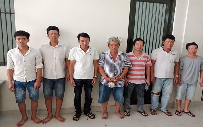 Hàng chục cảnh sát đột kích tụ điểm đá gà ăn tiền trên bãi đất trống ở Sài Gòn