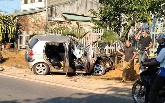 Ô tô 4 chỗ lao vào đuôi xe tải, 4 thanh niên thương vong