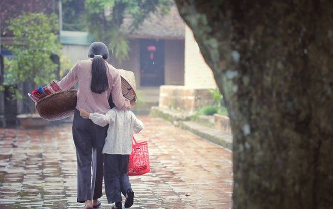 'Mưa hay nắng mẹ cũng đi cùng con' - Bức ảnh 2 mẹ con bán hương dạo và ý nghĩa sâu xa về tình mẫu tử thiêng liêng