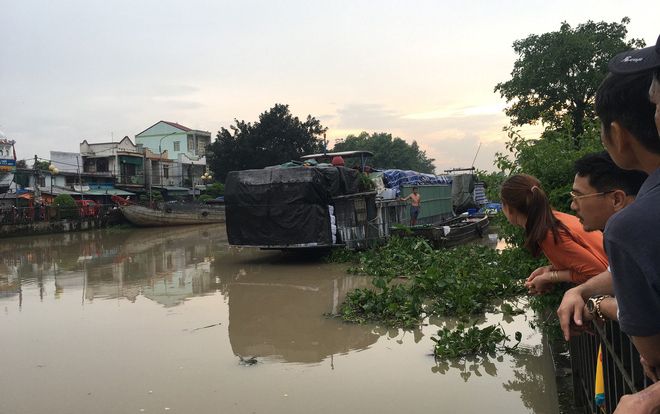 Hơn 4 giờ giải cứu cô gái bị nam thanh niên kề dao vào cổ trên ghe