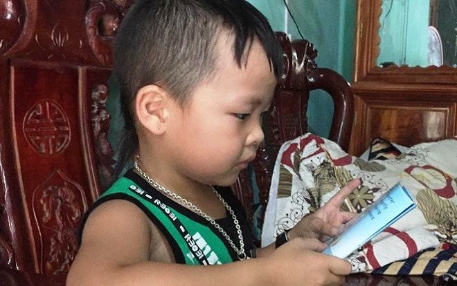 Báo nước ngoài kinh ngạc trước khả năng 'bắn' tiếng Anh như gió của cậu bé Hà Tĩnh