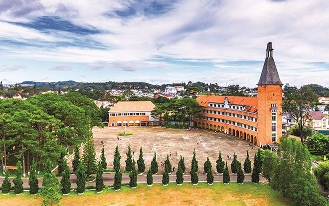 Thăm ngôi trường có kiến trúc Pháp cổ thuộc dạng đẹp nhất Việt Nam: Quanh năm sương mù bao phủ, tha hồ ngắm hồ Xuân Hương ở Đà Lạt