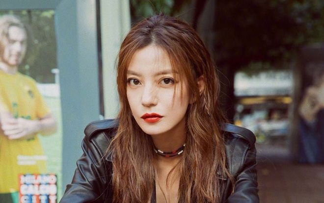 'Én nhỏ' Triệu Vy tuổi 42 khiến fan ngỡ ngàng vì sắc vóc như 'gái đôi mươi': 'Lão hóa ngược' là có thật?