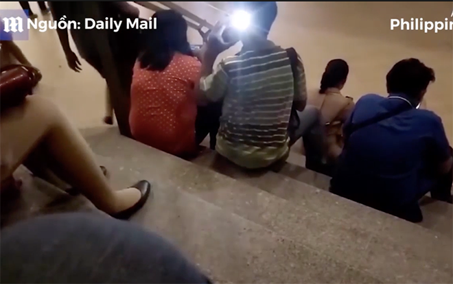 Thanh niên vờ nghe điện thoại để chụp lén cô gái mặc váy, đây là lý do smartphone tại Nhật không tắt được âm chụp hình