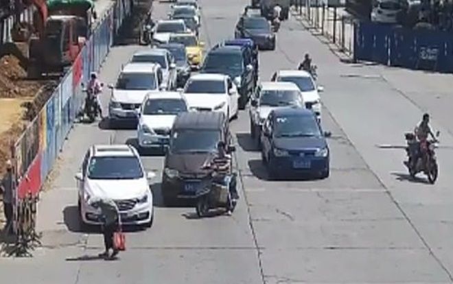 Người đàn ông lái xe máy 'dọn đường' cho cụ bà gây sốt mạng xã hội