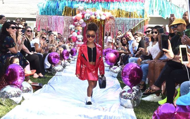 Con gái rượu của Kim Kardashian lần đầu tiên sải bước trên sàn diễn thời trang