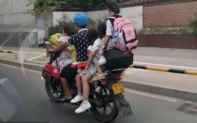 Thót tim người đàn ông kẹp 5 cháu bé đầu trần đi xe máy