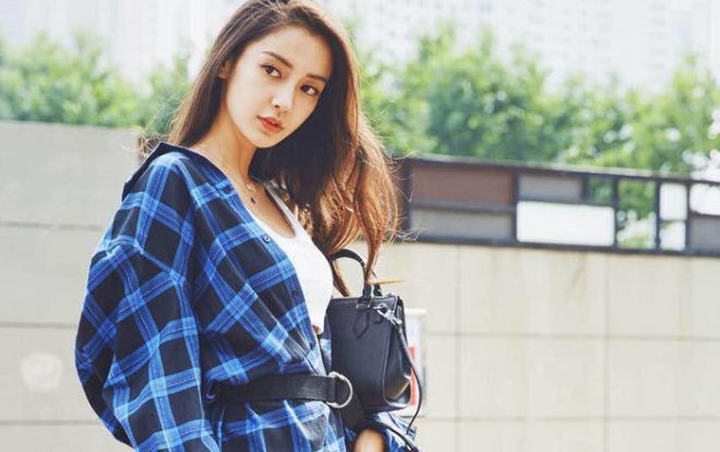 Sang chảnh trên thảm đỏ nhưng streetstyle của Angelababy lại đối lập hoàn toàn như thế này