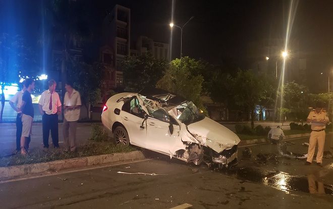 Chạy vào làn ô tô, 2 thanh niên bị container cán qua người nguy kịch ở Sài Gòn