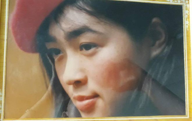 Nhìn lại nhan sắc xinh đẹp không thua kém bất kỳ hot girl nào của mẹ và dì, cô nàng thảng thốt 'chắc mình là con rơi'