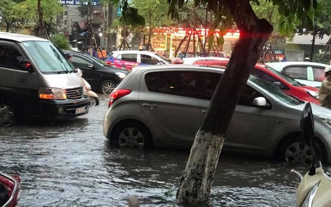 Mưa lớn đúng giờ tan tầm, nhiều tuyến đường Thủ đô biến thành sông, ùn tắc kinh hoàng
