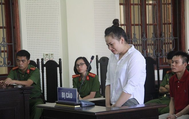 Bị cáo ngất xỉu khi nghe tòa tuyên phạt 15 năm tù về tội giết người