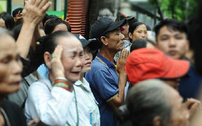 Hình ảnh xúc động người dân tiễn đưa Chủ tịch nước Trần Đại Quang