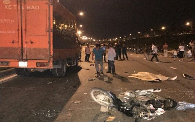 Xe thư báo đổ dốc cán người đàn ông đi xe máy tử vong thương tâm