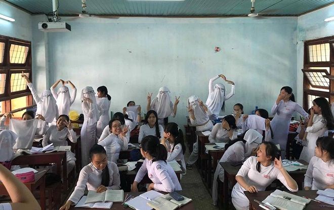 Teen Quảng Ngãi hóa 'pho tượng sống' bằng cách vắt tà áo dài lên đầu, kính vẫn đeo trên mắt