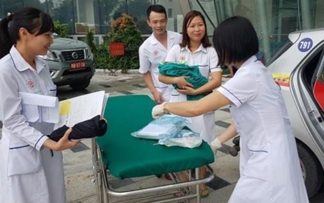 Con dâu ‘đẻ rơi’ trên xe taxi trên đường đến bệnh viện, mẹ chồng nói đây là kỷ niệm đáng nhớ