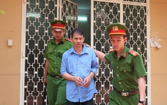 Đưa 'con trai nuôi' vào khách sạn, người đàn ông đồng tính dùng dây dù siết cổ đến chết rồi uống thuốc trừ sâu tự tử