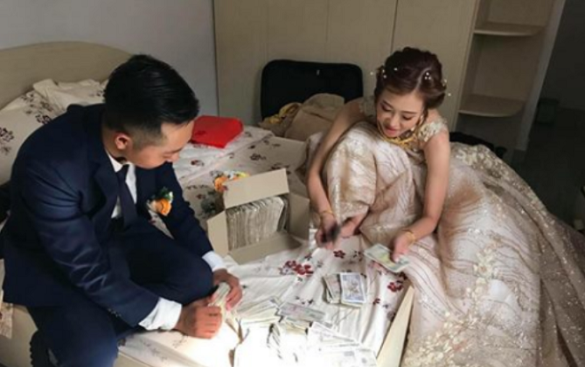Hội bạn thân 'lầy lội' mừng cưới toàn tiền lẻ, cô dâu chú rể đếm 'xuyên đêm' quên cả động phòng