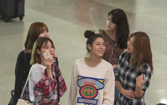 Sức hút của AOA: Đến Việt Nam vào tối muộn vẫn có 'biển fan' đông nghịt kiên nhẫn đợi chờ!