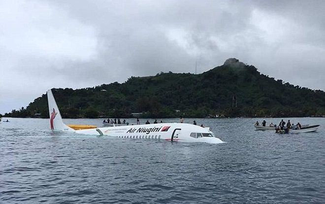 Máy bay trượt khỏi đường băng, lao thẳng xuống biển