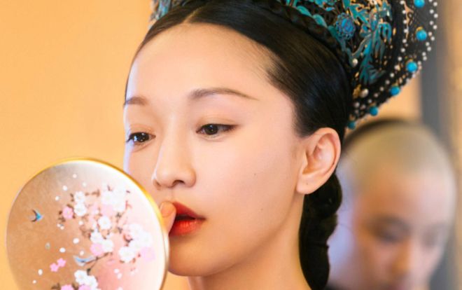 Bí quyết làm đẹp của 'Nhàn phi' Châu Tấn từ trong phim đến ngoài đời