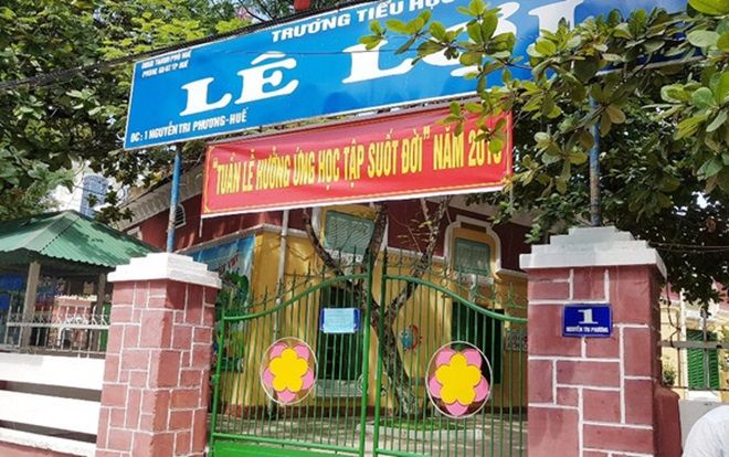 Cô giáo bắt học sinh lớp 1 ngậm bút trong miệng để giữ im lặng