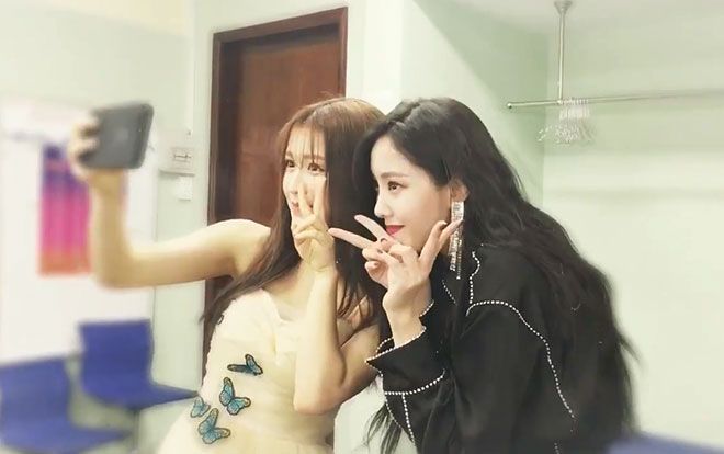 Clip: Khoảnh khắc 'tay bắt mặt mừng' giữa Hyomin (T-ara) và Han Sara khiến fan thích thú