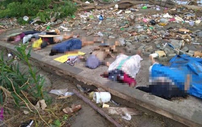 Thi thể nằm rải rác bờ biển sau động đất, sóng thần ở Indonesia