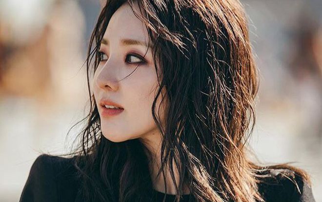 Mỹ nhân không tuổi Sandara Park với gu thời trang 'dị biệt' gây ấn tượng tại Paris Fashion Week
