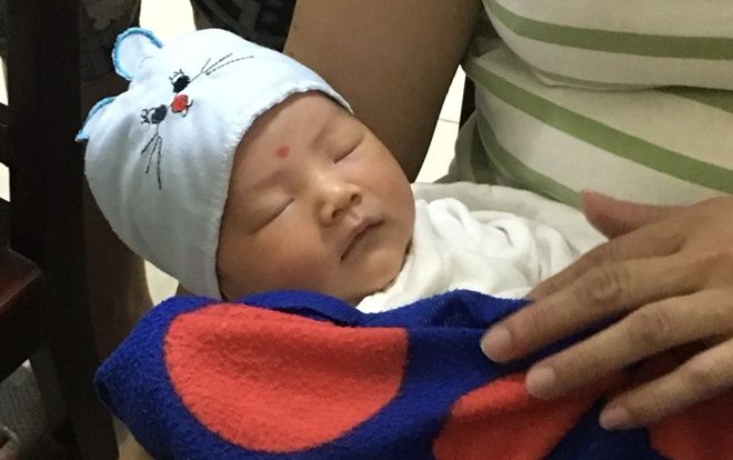 Người nhặt bé sơ sinh bỏ rơi trong chiếc giỏ ở Hà Nội: 'Tôi vừa sợ, vừa khóc vì hạnh phúc thấy bé còn sống'