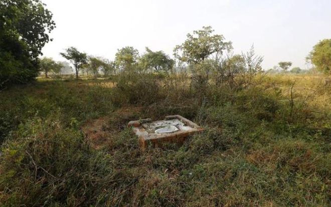 Cô dâu bỏ đi vì nhà không có toilet, chú rể ấm ức tự sát