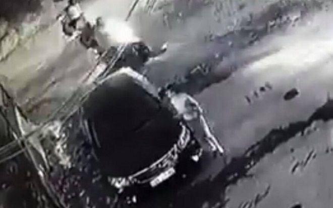 Người phụ nữ ăn mặc sang chảnh cào xước xe ô tô Camry trong đêm tối có thể bị phạt 3 năm tù