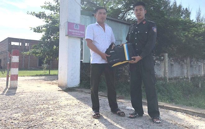 Chiến sĩ CSCĐ trả lại túi xách chứa gần 400 triệu cho người đánh rơi