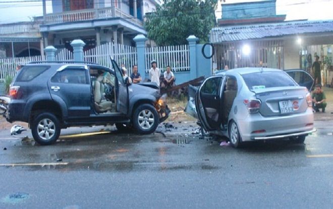 2 ô tô đâm nhau bẹp dúm, 2 người chết, 6 người bị thương ở Bà Rịa - Vũng Tàu