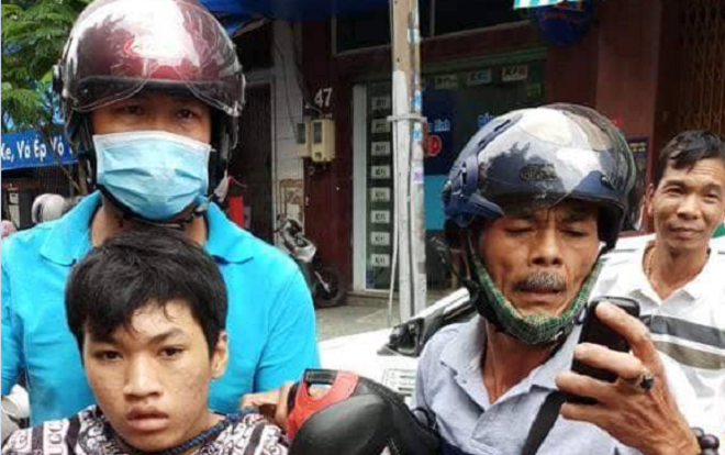 Truy đuổi tóm gọn các đối tượng giật balo của người đi đường giữa Sài Gòn