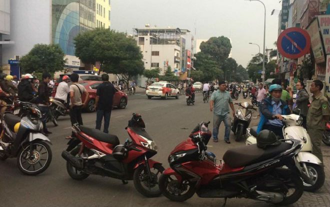 Phát hiện vợ đi cùng trai lạ, chồng nổi cơn ghen tuông vác dao truy sát