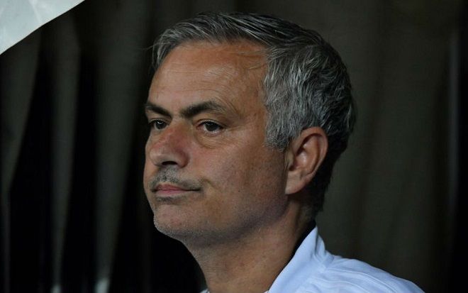 SỐC: 12 cầu thủ M.U gây áp lực hòng 'tống cổ' Mourinho