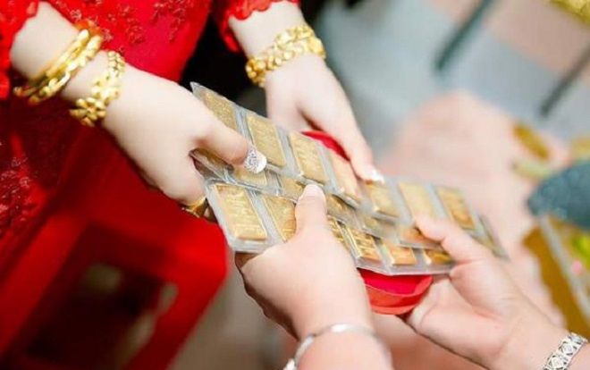 Xúi con trai lột sạch của hồi môn của vợ rồi ép góp tiền cho con gái xây nhà, mẹ chồng này khiến bao người 'sôi máu'