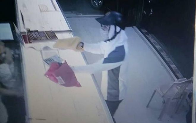 Nam thanh niên bịt kín mặt cầm theo vật giống súng giả vờ vào tiệm mua vàng cướp tài sản