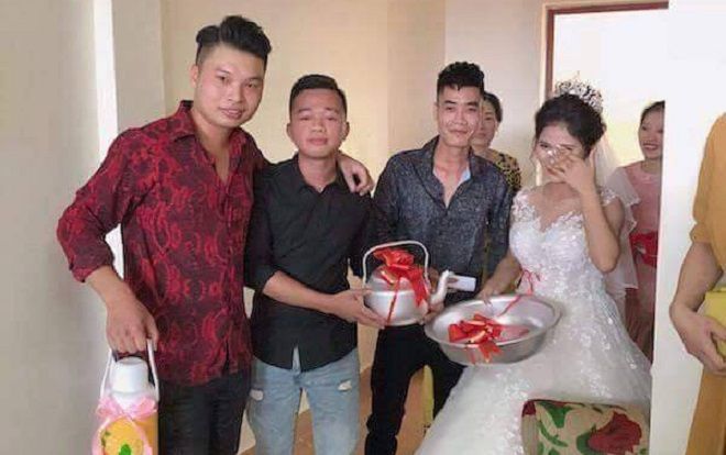 Cười nghiêng ngả với hội bạn thân 'nhà người ta' lái Mercedes đến tặng quà cưới toàn thau ấm và phích đầy cốp xe