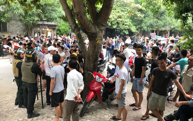 Cảnh sát dùng súng bắn tỉa bao vây đối tượng có 'hàng nóng' cố thủ trong nhà ở Nghệ An