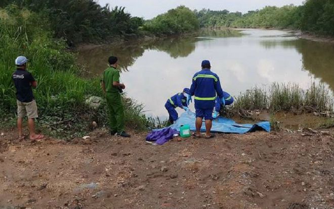 Phát hiện thi thể nam thanh niên nổi trên kênh nước, sau lưng có hình xăm
