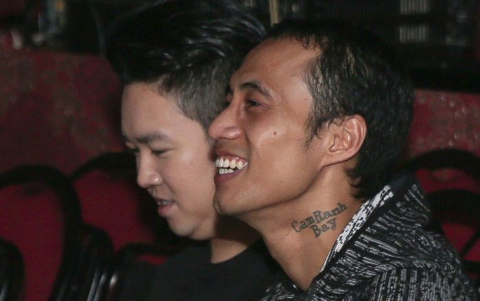 Phạm Anh Khoa lần đầu xuất hiện, gầy rộc và ngồi góc xa trong họp báo album Quốc Thiên