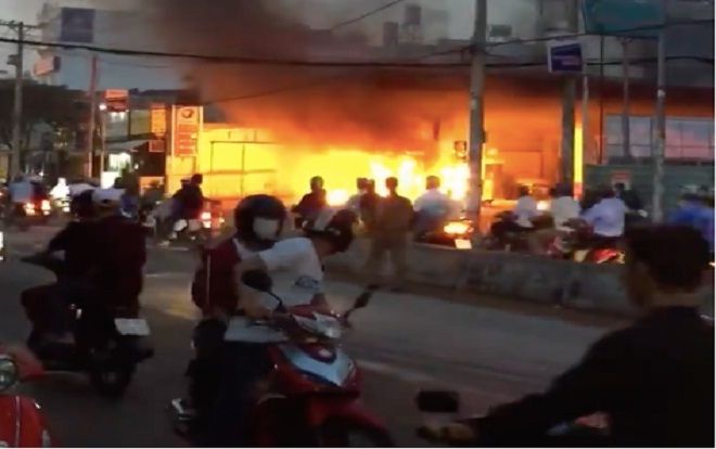 Cháy lớn tại cây xăng ở quận 12, cả khu phố náo loạn